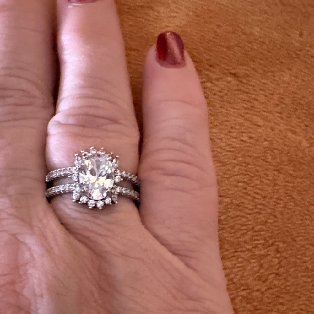 Elegant rhodium plated Women's Ring with cubic zirconia center stone